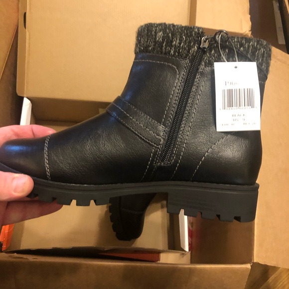 Stylish Black Ankle Boots with Knit Cuff - Picture 10 of 11